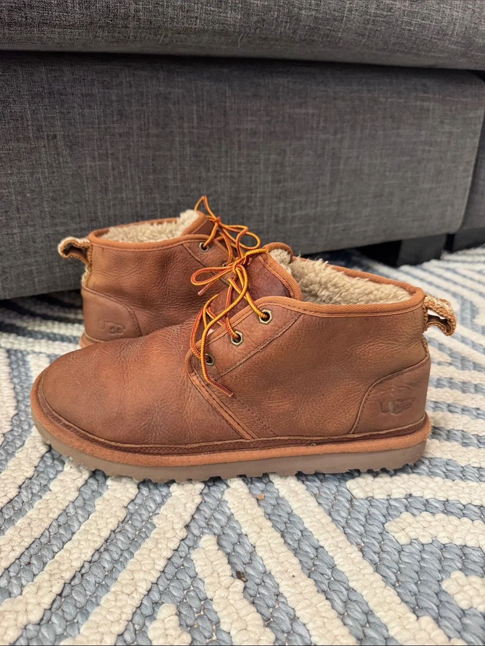 UGG Neumel Leather Chukka Boots Men's 11 Chestnut Sheepskin Lined Lace Up EUC
